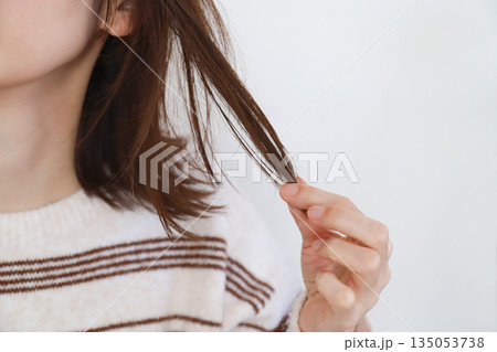髪を触る女性のヘアケア 髪を触る女性のヘアケア 135053738