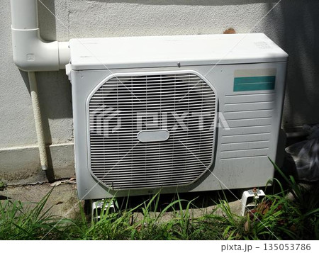 屋外に設置されたエアコン室外機 屋外に設置されたエアコン室外機 135053786
