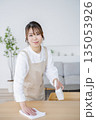 掃除をする女性　家事代行　ホームヘルパー 135053926