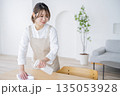 掃除をする女性　家事代行　ホームヘルパー 135053928