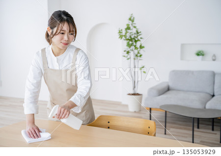 掃除をする女性　家事代行　ホームヘルパー 135053929