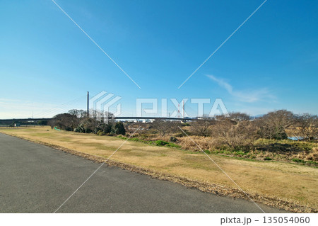 寒川町から見た湘南銀河大橋（冬、十二月） 135054060