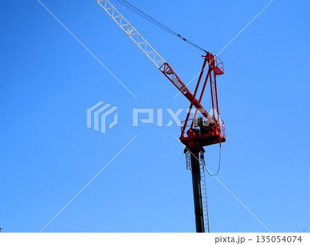 青空に伸びるタワークレーン 青空に伸びるタワークレーン 135054074