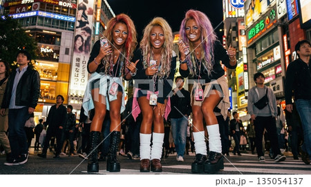 平成後期のギャル文化を楽しむ笑顔のガングロ女子グループ 平成後期のギャル文化を楽しむ笑顔のガングロ女子グループ 135054137