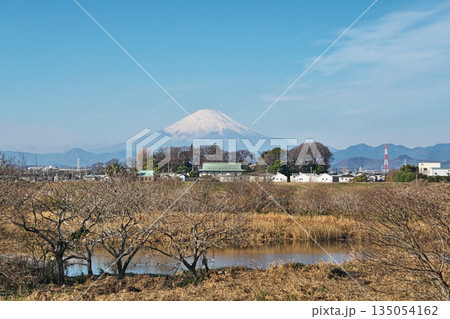 湘南銀河大橋近くから見た富士山（冬、十二月） 135054162
