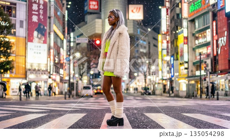 雪の降る夜の渋谷交差点に佇む白いファーコートのヤマンバギャル 135054298