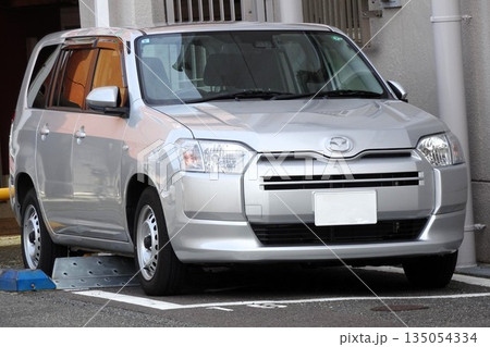 駐車場に並んだ乗用車 駐車場に並んだ乗用車 135054334