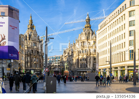 アントワープ中央駅前のメール通りの風景 135054336
