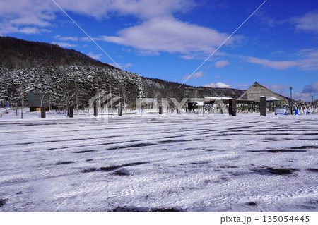 雪のいわみざわ公園の駐車場 135054445