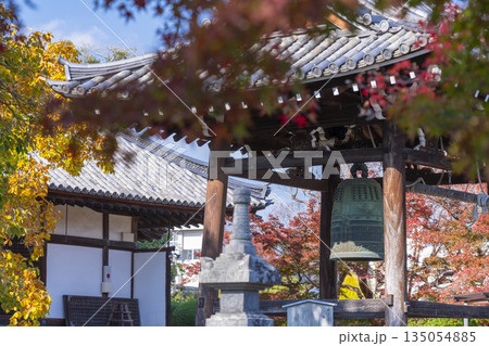 乙訓寺 鐘楼 紅葉の季節 乙訓寺 鐘楼 紅葉の季節 135054885