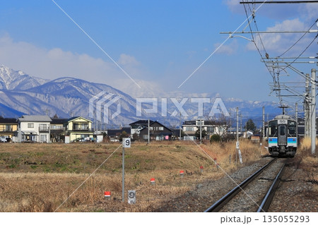 美しい北アルプスの山々に見守られながらのんびりと走る大糸線E127系電車_2025/12/7撮影 135055293