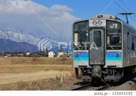美しい北アルプスの山々に見守られながらのんびりと走る大糸線E127系電車_2025/12/7撮影 135055295