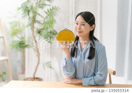 お財布を持つ20代女性 135055314