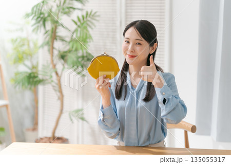 お財布を持つ20代女性 お財布を持つ20代女性 135055317