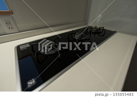 オシャレな三口コンロ　高級コンロ 135055483