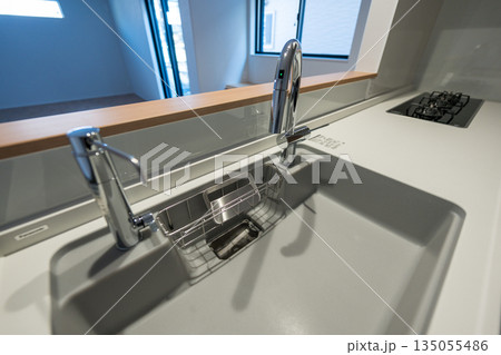 新築のシンク　キッチン 135055486