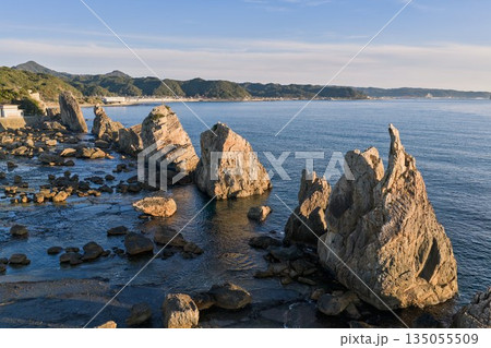 橋杭岩の奇岩群を見下ろすドローン空撮 135055509