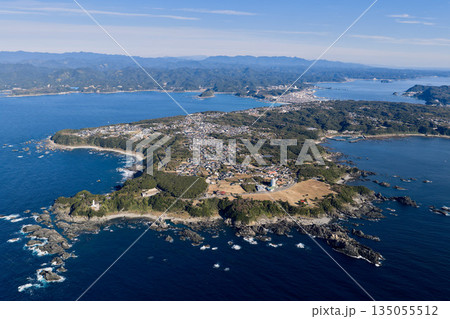 二つの海に抱かれた潮岬半島の地形を捉えたドローン空撮 135055512