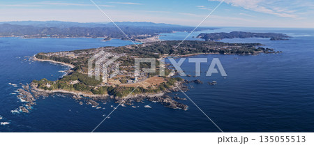 本州最南端・潮岬半島を一望する広角ドローン空撮 135055513