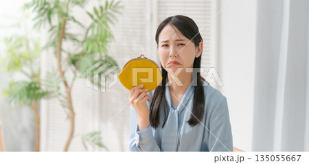 お財布を持ち悲しい表情をする女性 135055667