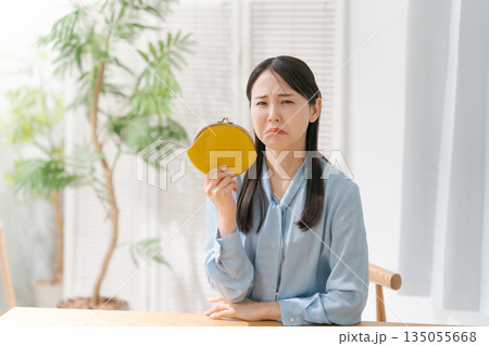 お財布を持ち悲しい表情をする女性 お財布を持ち悲しい表情をする女性 135055668