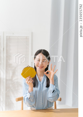お財布を持ってOKポーズをする女性 135055792