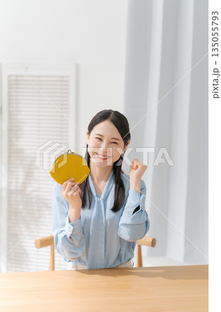 お財布を持ってガッツポーズをする女性 135055793