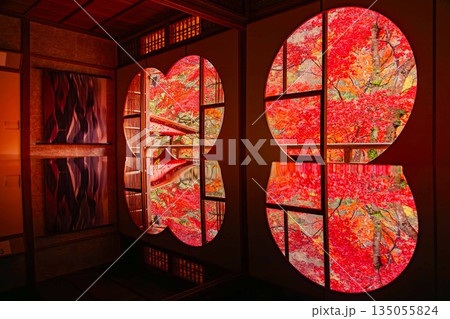 祐斎亭 丸窓に映る紅葉 135055824