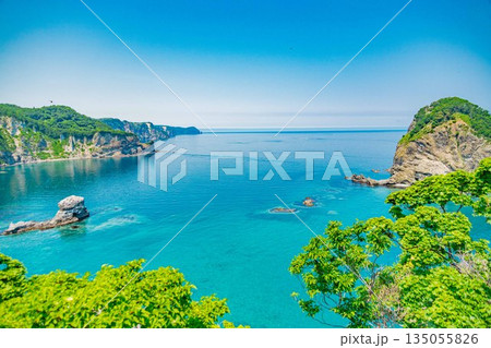 積丹 黄金岬の青く澄んだ海 135055826