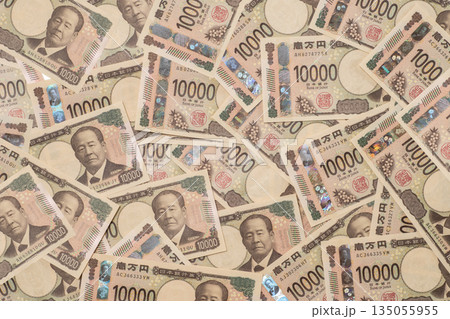 敷き詰められた多数の一万円札 敷き詰められた多数の一万円札 135055955