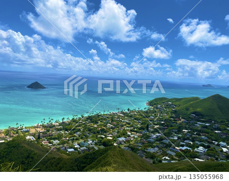 ハワイの山からの絶景の海 ハワイの山からの絶景の海 135055968