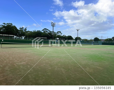 青空と緑のテニスコート | 屋外スポーツ施設 青空と緑のテニスコート | 屋外スポーツ施設 135056185