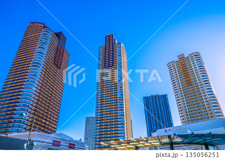日本の川崎都市景観 武蔵小杉駅前のタワーマンション群などを望む。新時代へ、希望の光＝令和8年1月6日 135056251