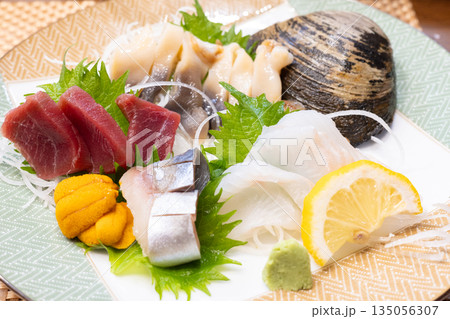 美味しいお刺身盛り合わせ 135056307