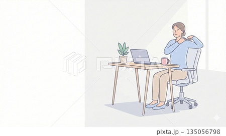 デスクワーク　休憩ストレッチで肩こり対策する女性　テレワーク　余白あり 135056798