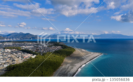 三保松原の海岸線と松林越しに望む富士山と駿河湾の空撮風景 135056836