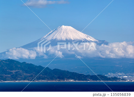 駿河湾の彼方にそびえる雪化粧の富士山を望む冬の遠景空撮 駿河湾の彼方にそびえる雪化粧の富士山を望む冬の遠景空撮 135056839