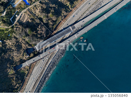 薩埵峠沿いで交差する国道1号・東海道本線・東名高速道路の空撮 135056840