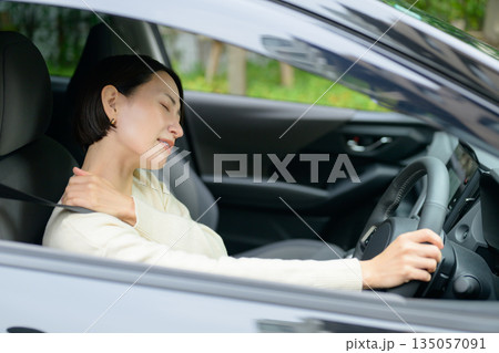 車の中で疲れを感じる女性 車の中で疲れを感じる女性 135057091