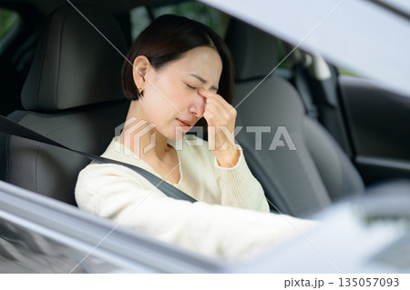 車の中で疲れを感じる女性 135057093