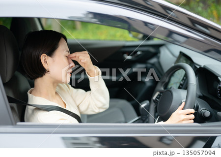 車の中で疲れを感じる女性 車の中で疲れを感じる女性 135057094