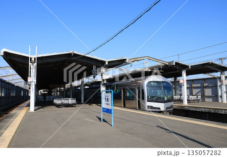 児島駅で停車する快速マリンライナー 児島駅で停車する快速マリンライナー 135057282