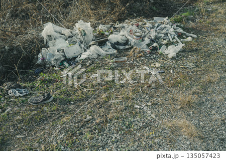 河川敷の不法投棄 135057423