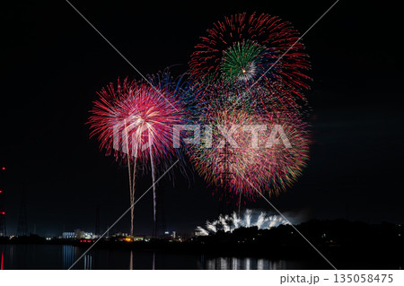 田原市の渥美半島花火大会の風景(愛知県) 田原市の渥美半島花火大会の風景(愛知県) 135058475