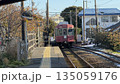 駅に停車する電車 135059176