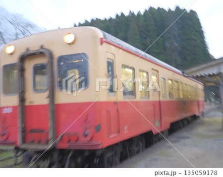 キハを発車するキハ キハを発車するキハ 135059178