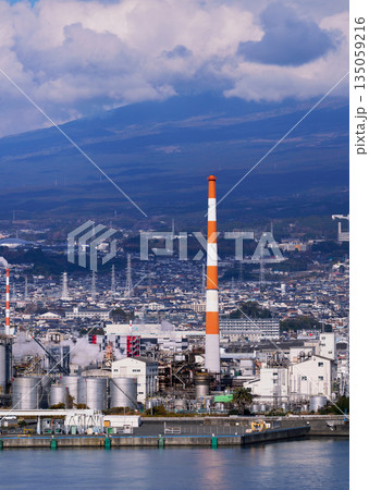 富士市の工業地帯と富士山を望む煙突の風景 135059216