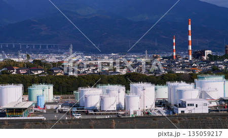 富士市の貯蔵タンク群と市街地の工業風景 135059217