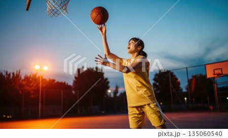 夜の屋外コートで真剣な表情でシュートを打つ日本人女性バスケ選手 135060540