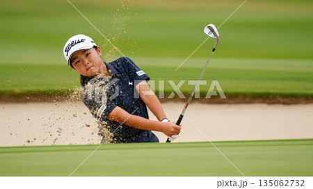 ゴルフの難しいバンカーから見事に脱出するジュニアゴルファーの少女 135062732
